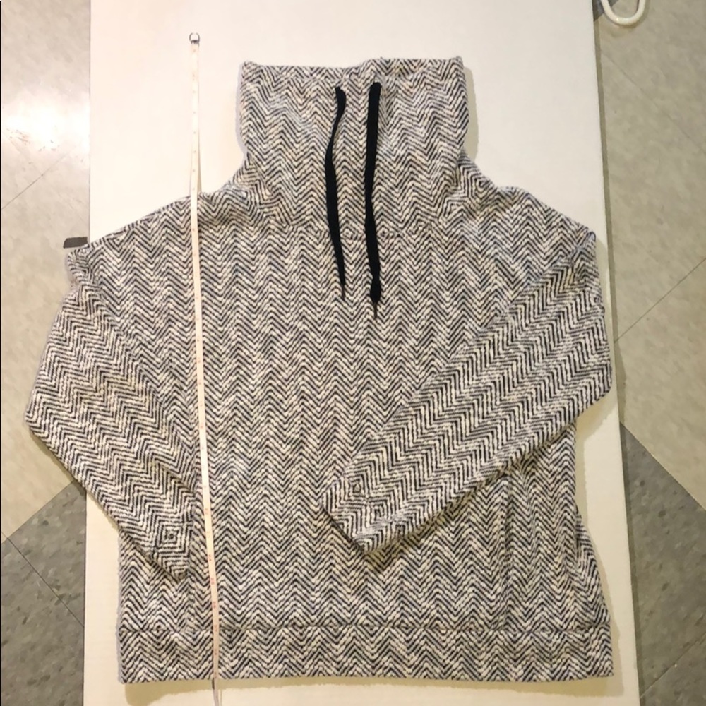 B&W zigzag neck hood sweater